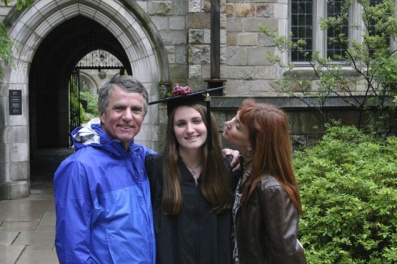Marina Keegan en el día de su graduación junto con sus padres - Fuentes: Alpha Decay